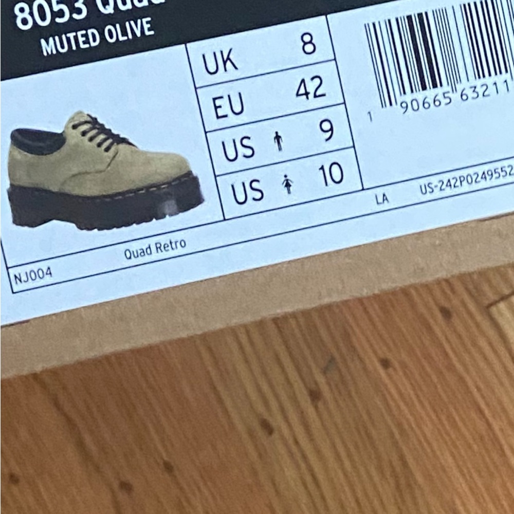 Dr. Martens Men's/ Women’s Olive Leather Oxfords new in box - Picture 5 of 6